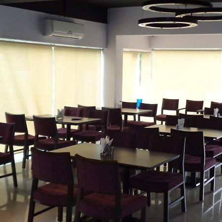 Oyster Airport Hotel Hajdarabad Zewnętrze zdjęcie