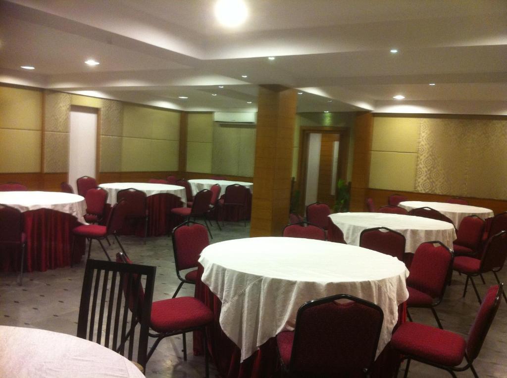 Oyster Airport Hotel Hajdarabad Zewnętrze zdjęcie