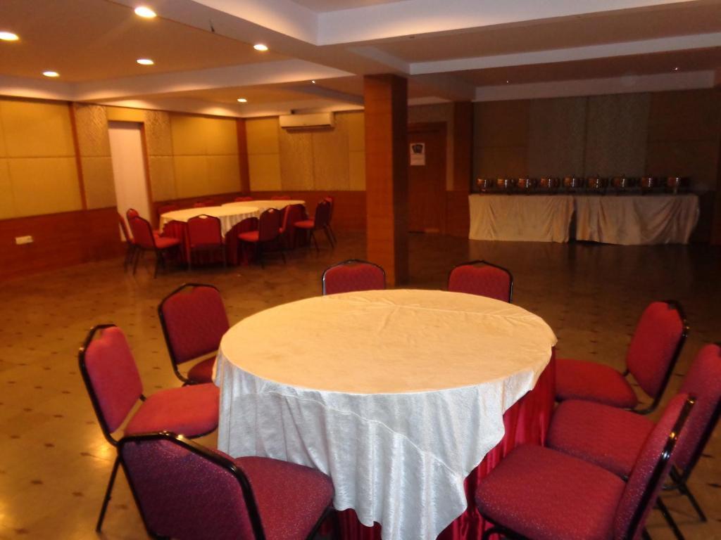 Oyster Airport Hotel Hajdarabad Zewnętrze zdjęcie